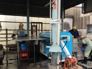 写真：シートパレット洗浄の様子1