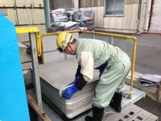 写真：シートパレット洗浄の様子2