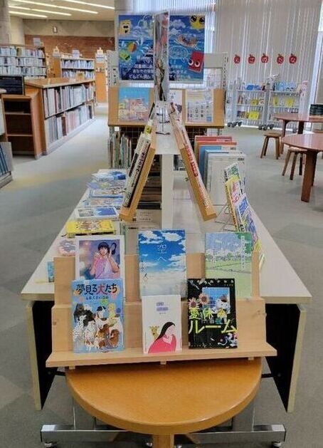 写真:夏休みに関する図書の展示