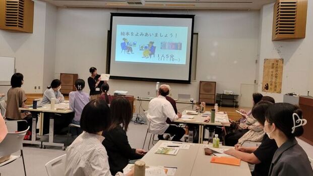 写真:お正月に関する図書の展示